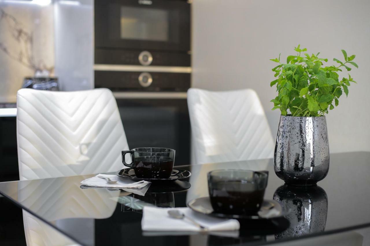 Black&White Apartment In Smart Plaza Kyiv Exterior photo